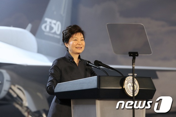 박근혜 대통령이 17일 오전 경남 사천 한국항공우주산업(KAI)에서 열린 '미국 수출형 고등훈련기(T-X) 공개기념식'에 참석해 축사를 하고 있다. (KAI 제공) 2015.12.17/뉴스1