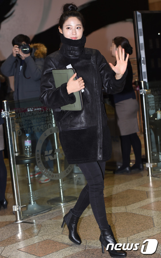 (김포공항=뉴스1스타) 권현진 기자 = 뭘 해도 예쁘죠?AOA 설현이 17일 오후 일본 첫 단독 콘서트차 김포공항을 통해 도쿄로 출국하고 있다.