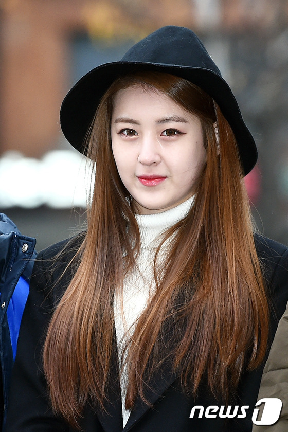 (서울=뉴스1스타) 고아라 기자 = 라니아 시아가 18일 오전 서울 여의도 KBS 신관 공개홀에서 열린 KBS2 '뮤직뱅크'(이하 뮤뱅) 리허설에 참석하기 위해 방송국으로 들어서 …