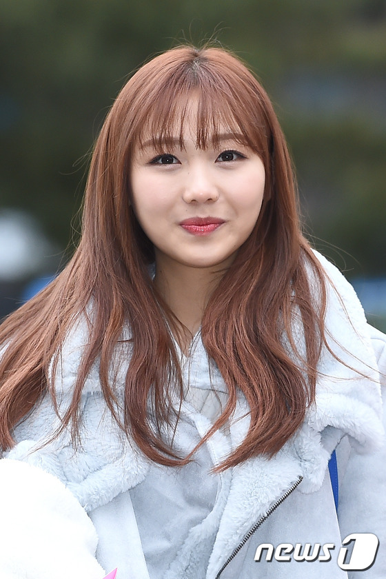 (서울=뉴스1스타) 고아라 기자 = 러블리즈 류수정이 18일 오전 서울 여의도 KBS 신관 공개홀에서 열린 KBS2 '뮤직뱅크'(이하 뮤뱅) 리허설에 참석하기 위해 방송국으로 들어 …