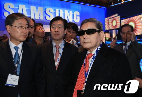 본문 이미지 - 이건희 삼성그룹 회장이 25일 서울 일원동 서울삼성병원에서 별세했다. 향년 78세. 1942년 에서 태어난 고인(故人)은 부친인 이병철 삼성창업주 별세 이후 1987년 삼성그룹 2대 회장에 올라 삼성그룹을 이끌었다. 사진은 이건희 삼성전자 회장이 2010년 1월 7일(현지시간) 미국 라스베이거스에서 열린 세계가전전시회(CES) 2010에서 부스를 둘러보고 있다. (삼성전자 제공)2020.10.25/뉴스1