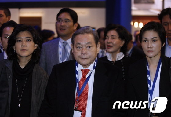 본문 이미지 - 2010년 1월 당시 이건희 삼성전자 회장이 미국 라스베이거스에서 열린 세계가전전시회(CES) 2010에서 부스를 둘러보고 있다. (삼성전자 제공)2020.10.25/뉴스1