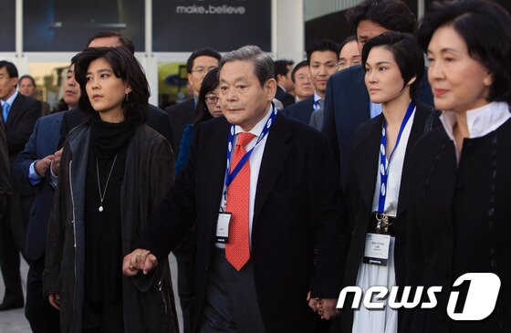 본문 이미지 - 이건희 삼성그룹 회장이 25일 서울 일원동 서울삼성병원에서 별세했다. 향년 78세. 1942년 에서 태어난 고인(故人)은 부친인 이병철 삼성창업주 별세 이후 1987년 삼성그룹 2대 회장에 올라 삼성그룹을 이끌었다. 사진은 이건희 삼성전자 회장(왼쪽 두 번째)이 2010년 1월 7일(현지시간) 미국 라스베이거스에서 열린 세계가전전시회(CES) 2010에서 장녀 이부진(왼쪽), 차녀 이서현(왼쪽 세 번째), 홍라희 여사(오른쪽)와 함께 부스를 둘러보고 있다. (삼성전자 제공)2020.10.25/뉴스1