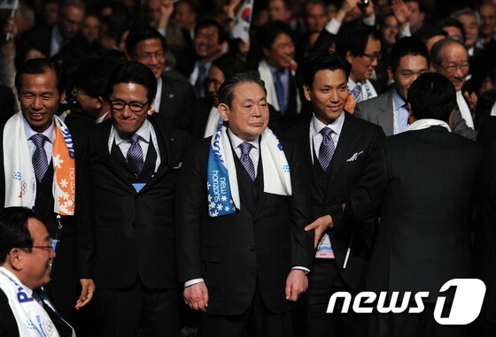 본문 이미지 - 이건희 삼성그룹 회장이 25일 서울 일원동 서울삼성병원에서 별세했다. 향년 78세. 1942년 에서 태어난 고인(故人)은 부친인 이병철 삼성창업주 별세 이후 1987년 삼성그룹 2대 회장에 올라 삼성그룹을 이끌었다. 사진은 2011년 7월 6일(현지시간) 남아공 더반에서 2018년 평창 동계올림픽 유치가 발표되는 순간 이건희 IOC 위원(가운데)이 기쁨의 눈물을 보이고 있다. (삼성전자 제공)2020.10.25/뉴스1