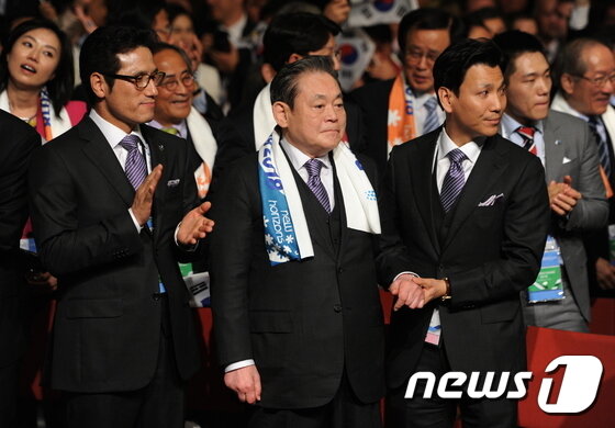 본문 이미지 - 이건희 삼성그룹 회장이 25일 서울 일원동 서울삼성병원에서 별세했다. 향년 78세. 1942년 에서 태어난 고인(故人)은 부친인 이병철 삼성창업주 별세 이후 1987년 삼성그룹 2대 회장에 올라 삼성그룹을 이끌었다. 사진은 2011년 7월 6일(현지시간) 남아공 더반에서 2018년 평창 동계올림픽 유치가 발표되는 순간 이건희 IOC 위원(가운데)이 기쁨의 눈물을 보이고 있다. (삼성전자 제공)2020.10.25/뉴스1 ⓒ News1 김진 기자