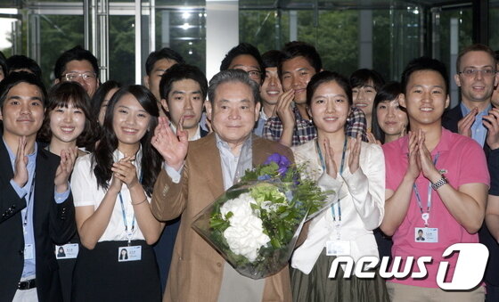 본문 이미지 - 이건희 삼성그룹 회장이 25일 서울 일원동 서울삼성병원에서 별세했다. 향년 78세. 1942년 에서 태어난 고인(故人)은 부친인 이병철 삼성창업주 별세 이후 1987년 삼성그룹 2대 회장에 올라 삼성그룹을 이끌었다. 사진은 2011년 7월 11일 삼성에 출근한 이건희 삼성전자 회장(가운데)이 사원들과 함께 기념촬영을 하고 있다. (삼성전자 제공)2020.10.25/뉴스1