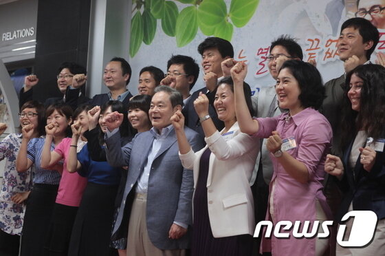 본문 이미지 - 이건희 삼성그룹 회장이 25일 서울 일원동 서울삼성병원에서 별세했다. 향년 78세. 1942년 에서 태어난 고인(故人)은 부친인 이병철 삼성창업주 별세 이후 1987년 삼성그룹 2대 회장에 올라 삼성그룹을 이끌었다. 사진은 2011년 7월 29일 삼성전자 경기 수원사업장에서 열린 선진제품 비교전시회에 참석한 이건희 삼성전자 회장(오른쪽 아래 네 번째).(삼성전자 제공)2020.10.25/뉴스1