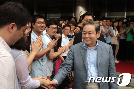 본문 이미지 - 2011년 7월 29일 삼성전자 경기 수원사업장에서 열린 선진제품 비교전시회에 참석한 이건희 삼성전자 회장(오른쪽)이 사람들과 악수를 나누고 있다. (삼성전자 제공)2020.10.25/뉴스1