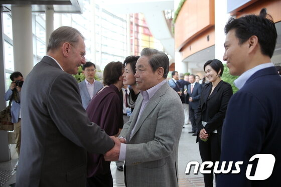 본문 이미지 - 이건희 삼성그룹 회장이 25일 서울 일원동 서울삼성병원에서 별세했다. 향년 78세. 1942년 에서 태어난 고인(故人)은 부친인 이병철 삼성창업주 별세 이후 1987년 삼성그룹 2대 회장에 올라 삼성그룹을 이끌었다. 사진은 이건희 IOC 위원(삼성전자 회장)과 홍라희 리움미술관장이 2011년 8월 28일 대구 오페라하우스에서 열린 IOC 위원 초청 오찬에서 자크 로게 IOC 위원장 부부와 악수를 나누고 있다. (삼성전자 제공)2020.10.25/뉴스1
