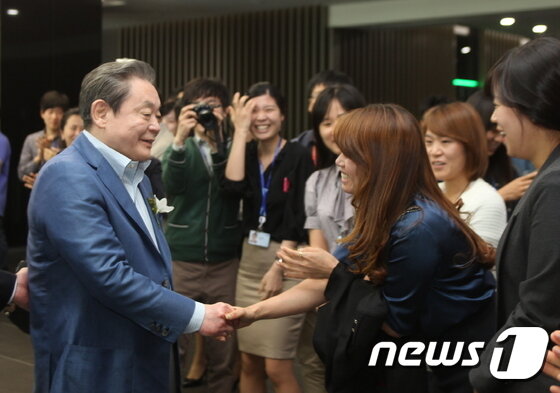 본문 이미지 - 이건희 삼성그룹 회장이 25일 서울 일원동 서울삼성병원에서 별세했다. 향년 78세. 1942년 에서 태어난 고인(故人)은 부친인 이병철 삼성창업주 별세 이후 1987년 삼성그룹 2대 회장에 올라 삼성그룹을 이끌었다. 사진은 2011년 9월 22일 삼성전자 반도체 나노시티 화성캠퍼스에서 개최된 '메모리 16라인 가동식 및 20나노 D램·플래시 양산' 행사에서 이건희 삼성전자 사장(왼쪽)이 직원과 악수를 나누고 있다. (삼성전자 제공)2020.10.25/뉴스1