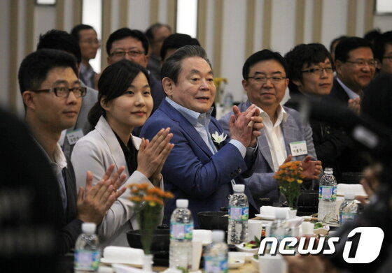 본문 이미지 - 이건희 삼성그룹 회장이 25일 서울 일원동 서울삼성병원에서 별세했다. 향년 78세. 1942년 에서 태어난 고인(故人)은 부친인 이병철 삼성창업주 별세 이후 1987년 삼성그룹 2대 회장에 올라 삼성그룹을 이끌었다. 2011년 9월 22일 삼성전자 반도체 나노시티 화성캠퍼스에서 개최된 '메모리 16라인 가동식 및 20나노 D램·플래시 양산' 행사에서 임직원들과의 만찬에 참석한 이건희 삼성전자 회장(가운데). (삼성전자 제공)2020.10.25/뉴스1