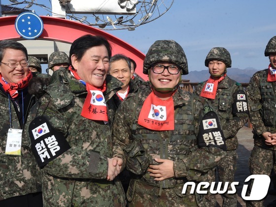 (서울=뉴스1) 조현아  인턴기자 = 최경환 부총리 겸 기획재정부 장관이 12월 18일 강원도 화천 육군 제7 보병사단을 위문방문했다.  (기획재정부 제공) 2015.12.18/뉴 …