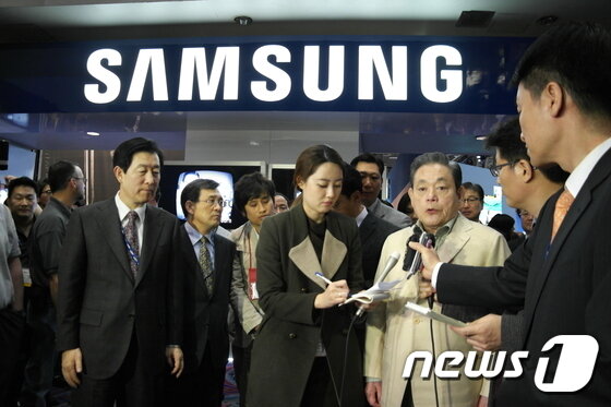 본문 이미지 - 이건희 삼성그룹 회장이 25일 서울 일원동 서울삼성병원에서 별세했다. 향년 78세. 1942년 에서 태어난 고인(故人)은 부친인 이병철 삼성창업주 별세 이후 1987년 삼성그룹 2대 회장에 올라 삼성그룹을 이끌었다. 사진은 2012년 1월 12일(현지시간) 미국 라스베이거스에서 열린 세계가전박람회(CES) 2012에 참석한 이건희 삼성전자 회장(오른쪽 세 번째)이 기자들의 인터뷰에 응하고 있다. (삼성전자 제공)2020.10.25/뉴스1