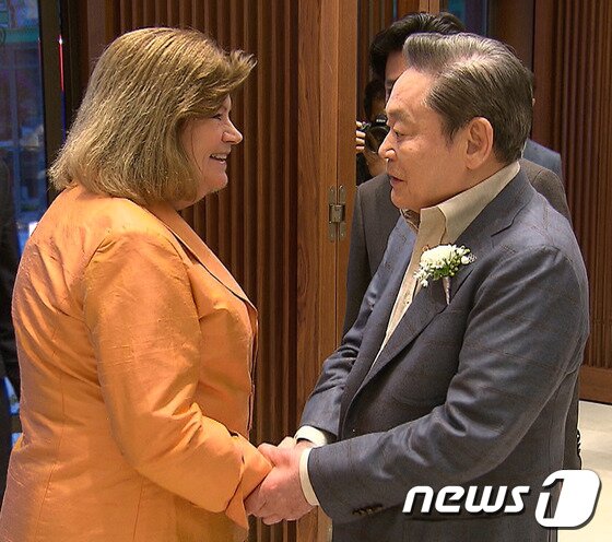 본문 이미지 - 이건희 삼성그룹 회장이 25일 서울 일원동 서울삼성병원에서 별세했다. 향년 78세. 1942년 에서 태어난 고인(故人)은 부친인 이병철 삼성창업주 별세 이후 1987년 삼성그룹 2대 회장에 올라 삼성그룹을 이끌었다. 사진은 2012년 3월 22일 이건희 삼성전자 회장(오른쪽)이 구닐라 린드버그 IOC 조정위원장과 만나 반갑게 악수하고 있다. (삼성전자 제공)2020.10.25/뉴스1