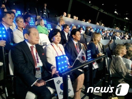 본문 이미지 - 이건희 삼성그룹 회장이 25일 서울 일원동 서울삼성병원에서 별세했다. 향년 78세. 1942년 에서 태어난 고인(故人)은 부친인 이병철 삼성창업주 별세 이후 1987년 삼성그룹 2대 회장에 올라 삼성그룹을 이끌었다. 사진은 2012년 7월 27일(현지시간) 런던 북동부 올림픽스타디움에서 열린 제30회 런던하계올림픽 개막식에 참석한 이건희 삼성전자 회장(맨 왼쪽)과 홍라희 리움 관장. (삼성전자 제공)2020.10.25/뉴스1