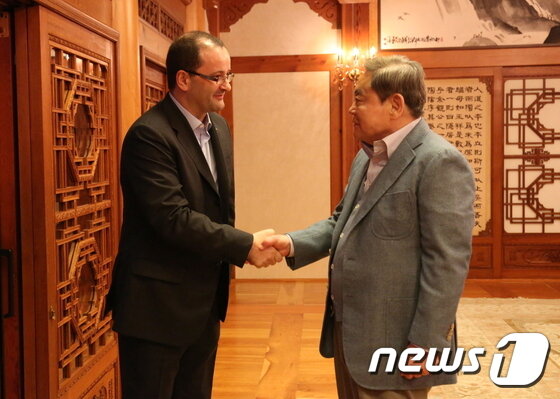 본문 이미지 - 이건희 삼성그룹 회장이 25일 서울 일원동 서울삼성병원에서 별세했다. 향년 78세. 1942년 에서 태어난 고인(故人)은 부친인 이병철 삼성창업주 별세 이후 1987년 삼성그룹 2대 회장에 올라 삼성그룹을 이끌었다. 사진은 2012년 11월 21일 서울 한남동 승지원에서 패트릭 바우만(왼쪽) 스위스 국제올림픽위원회(IOC) 위원과 면담을 가진 이건희 삼성전자 회장. (삼성전자 제공)2020.10.25/뉴스1