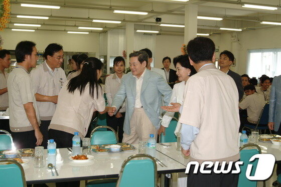 본문 이미지 - 이건희 삼성그룹 회장이 25일 서울 일원동 서울삼성병원에서 별세했다. 향년 78세. 1942년 에서 태어난 고인(故人)은 부친인 이병철 삼성창업주 별세 이후 1987년 삼성그룹 2대 회장에 올라 삼성그룹을 이끌었다. 사진은 2005년 태국 사업장을 방문한 이건희 삼성전자 회장(가운데). (삼성전자 제공)2020.10.25/뉴스1