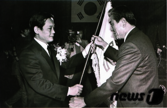 본문 이미지 - 이건희 삼성그룹 회장이 25일 서울 일원동 서울삼성병원에서 별세했다. 향년 78세. 1942년 에서 태어난 고인(故人)은 부친인 이병철 삼성창업주 별세 이후 1987년 삼성그룹 2대 회장에 올라 삼성그룹을 이끌었다. 사진은 1987년 이건희 삼성전자 회장(왼쪽) 취임 당시.(삼성전자 제공)2020.10.25/뉴스1