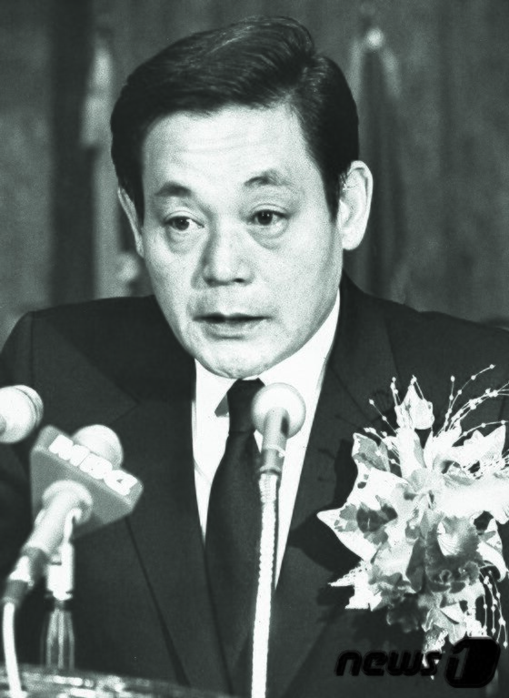 본문 이미지 - 이건희 삼성그룹 회장이 25일 서울 일원동 서울삼성병원에서 별세했다. 향년 78세. 1942년 에서 태어난 고인(故人)은 부친인 이병철 삼성창업주 별세 이후 1987년 삼성그룹 2대 회장에 올라 삼성그룹을 이끌었다. 사진은 1987년 취임사를 하고 있는 이건희 삼성전자 회장. (삼성전자 제공)2020.10.25/뉴스1