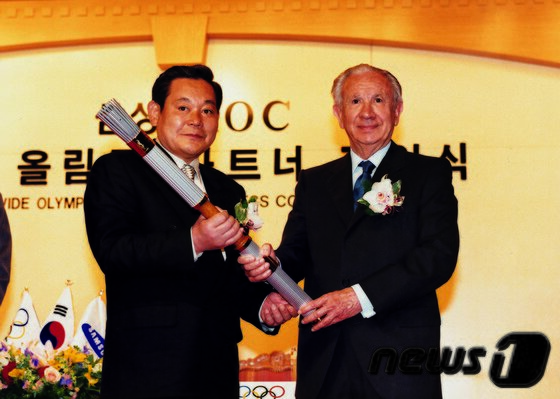 본문 이미지 - 국제올림픽위원회(IOC)와 1997년 TOP(올림픽 파트너) 계약을 체결한 이건희 삼성 선대회장. (삼성전자 제공)2020.10.25 ⓒ 뉴스1 김진 기자