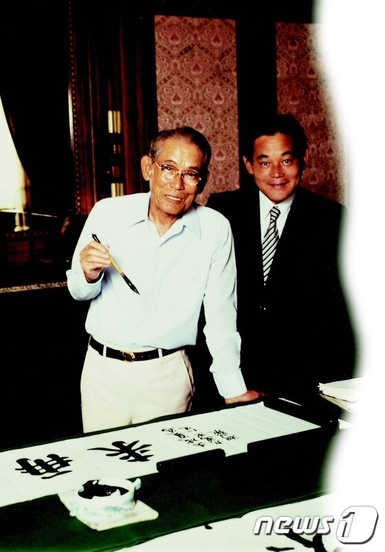 본문 이미지 - 이건희 삼성그룹 회장이 25일 서울 일원동 서울삼성병원에서 별세했다. 향년 78세. 1942년 에서 태어난 고인(故人)은 부친인 이병철 삼성창업주 별세 이후 1987년 삼성그룹 2대 회장에 올라 삼성그룹을 이끌었다. 사진은 1980년 고(故) 이병철 선대 회장(왼쪽)과 함께 있는 이건희 삼성전자 회장. (삼성전자 제공)2020.10.25/뉴스1 ⓒ News1 김진 기자