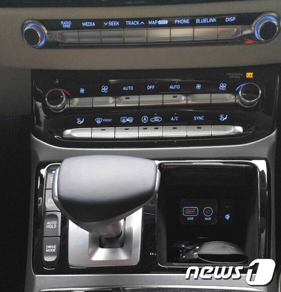 본문 이미지 - 제네시스 EQ900 기어 레버ⓒ News1