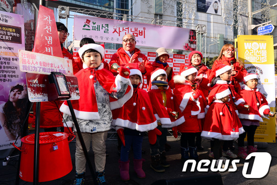 (서울=뉴스1) 이광호 기자 = 인공와우(달팽이관) 수술자들과 가족, 팝페라 가수 이사벨 등이 19일 오후 서울 명동 거리에서 구세군 자선냄비 모금 활동을 펼치고 있다.구세군자선냄 …