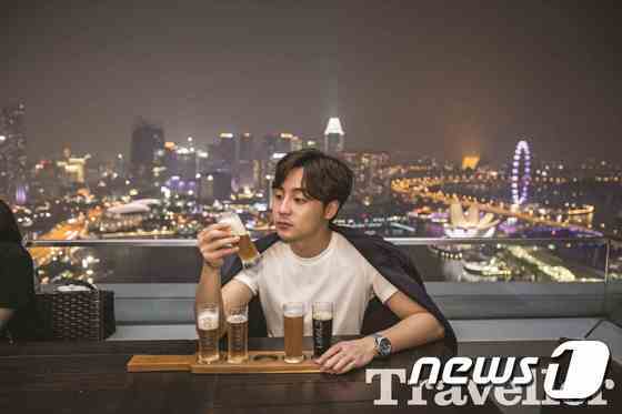 본문 이미지 - 로이킴이 싱가포르 여행 중 여유롭게 맥주를 즐기며 휴식을 취하는 모습. 사진 제공 / 싱가포르관광청 ⓒ News1 travel