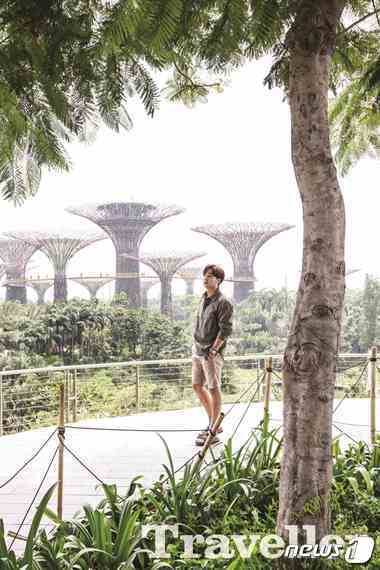 본문 이미지 - 싱가포르에서 여유롭게 산책을 즐기는 로이킴. 사진 제공 / 싱가포르관광청 ⓒ News1 travel