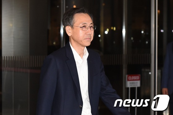 (서울=뉴스1) 민경석 기자 = 성열우 삼성미래전략실 법무팀장 사장이 2일 오전 서울 서초구 삼성전자 사옥으로 사장단회의에 참석하기 위해 들어서고 있다.삼성은 지난 1일 고동진 삼 …