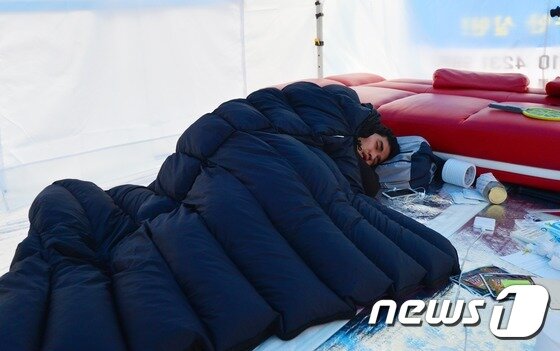 본문 이미지 - 김건중 동국대 부총학생회장이 2015년 12월 2일 오전 서울 동국대학교 본관 앞 천막에서 총장과 이사장의 사퇴를 촉구하며 49일째 단식을 이어가고 있다. 김 부총학생회장은 동국대 학생 2031명이 참석한 전체 학생총회에서 동국대 이사장과 총장 사퇴안이 가결(찬성 2030표, 반대 1표)됐음에도 학교 측에서 이를 받아들이지 않자 10월 15일 무기한 단식 농성을 시작해 12월 3일까지 50일간 단식했다. 2015.12.2/뉴스1 ⓒ News1 DB