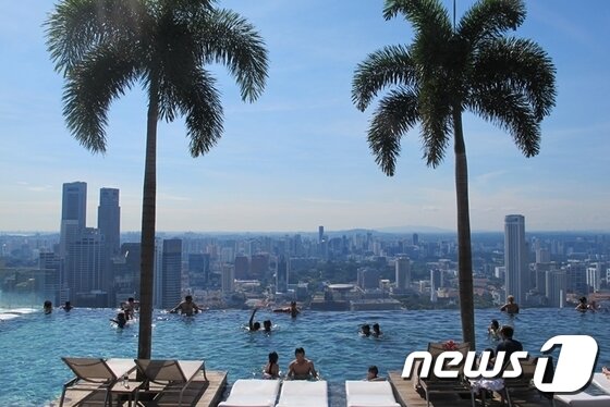 본문 이미지 - 싱가포르 대표 저비용 항공사 스쿠트 항공이 오는 1월과 2월 한시적으로 인천-싱가포르 노선을 직항 운행한다. 사진은 싱가포르 마리나베이샌즈 호텔. 사진 제공/ 웹투어 ⓒ News1