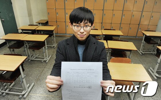 본문 이미지 - 충북지역 유일한 대학수학능력시험 만점자인 청주 세광고등학교 3학년 서장원(19)군이 2일 오후 뉴스1과의 인터뷰에서 만점 비결을 소개하고 있다. 2015.12.2/뉴스1 ⓒ News1 김용빈 기자