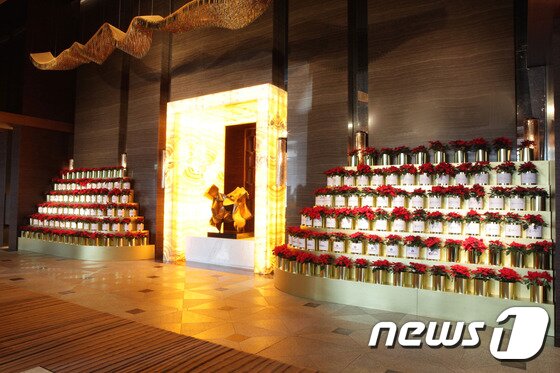 본문 이미지 - 그랜드 인터콘티넨탈 서울 파르나스는 포인세티아 화분으로 만든 크리스마스트리를 전시하고, 기부에 참여할 수 있는 행사를 마련했다. 사진 제공/ 그랜드 인터콘티넨탈 서울 파르나스 ⓒ News1travel