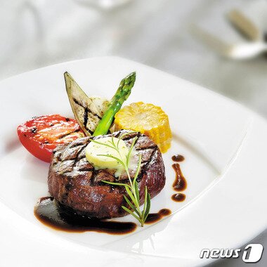 본문 이미지 - JW 메리어트 호텔 서울은 산타와 아이들이 만날 수 있는 크리스마스 뷔페를 선보인다. 사진 제공/ JW 메리어트 호텔 서울 ⓒ News1travel