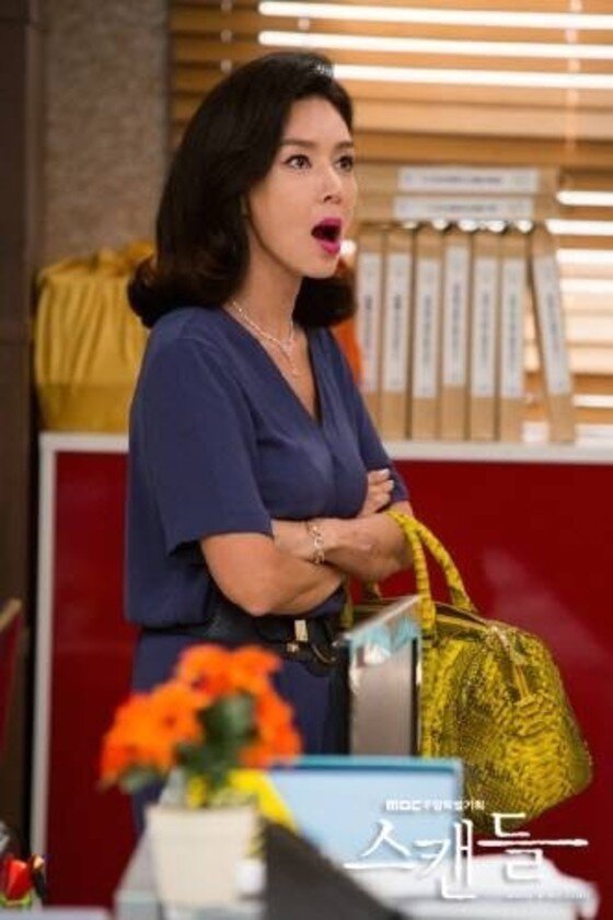 본문 이미지 - 김혜리가 사업가 남편과 협의이혼한 소식이 전해지면서 그의 이력에 대해 누리꾼의 관심이 쏠리고 있다. ⓒ News1star / MBC