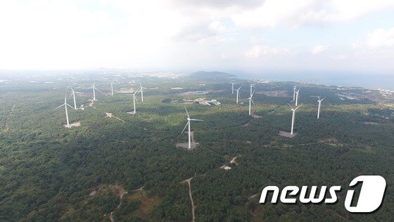 본문 이미지 - 제18회 평화와 번영을 위한 제주포럼'(제주포럼)은 제주를 비롯한 지구촌 현안 과제들을 슬기롭게 풀어내기 위한 미래 성장 비전을 공유하면서 '실질적･실용적 협력'을 이끌어 내는 계기가 될 것으로 기대된다. 제주에너지공사가 운영중인 동복·북촌풍력발전단지 전경.(제주에너지공사 제공)/뉴스1