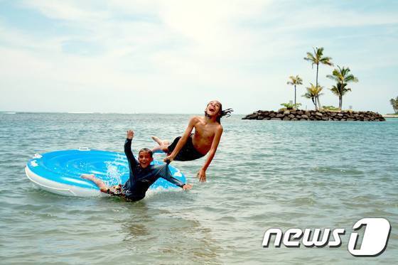 본문 이미지 - 카할라의 한적한 해변에서 다양한 해상활동을 즐길 수 있다. 사진 출처/ 카할라 리조트 페이스북 ⓒ News1