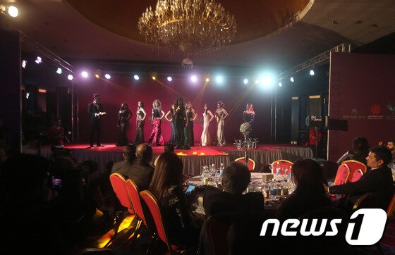 본문 이미지 - 2015 미스 이라크 선발대회가 열리고 있는 행사장. ⓒ AFP=뉴스1