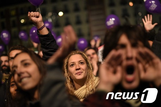 스페인의 급진좌파 정당 포데모스의 지지자들이 지난 해 12월 20일 마드리드에 모여 총선 개표결과를 지켜보며 환호하고 있다.© AFP=뉴스1