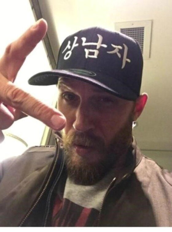 본문 이미지 - 톰하디의 내한 소식이 화제인 가운데 그의 한글 모자 셀카가 덩달아 주목을 받고 있다. ⓒ News1star / 톰하디SNS