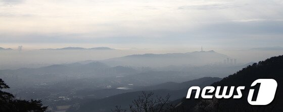 본문 이미지 - 20일 불암산 정상에서 바라본 서울 시내가 구름에 가려져 있다. 오른쪽에 뾰족하게 보이는 것은 롯데제2월드의 모습. 불암산(509.7m)은 서울 근교의 등산코스로 잘 알려져 주말이면 많은 등산객이 이곳을 찾는다. ⓒ News1 조용식 기자