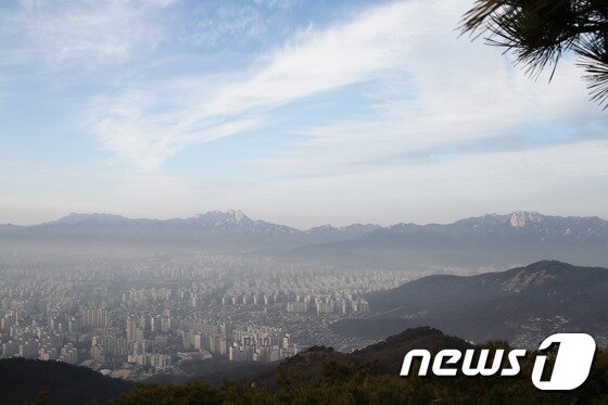 본문 이미지 - 불암산에서 바라본 북한산이 길게 늘어서 있는 모습. 북한산 앞으로 빼곡히 늘어선 아파트가 인구 1천만 명인 서울의 모습을 대변하는 듯하다. 2015년 서울의 인구는 10,331,847명이다. ⓒ News1 조용식 기자