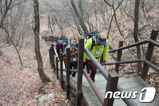 본문 이미지 - 20일 주말을 맞아 많은 등산객이 불암산 깔딱고개를 오르고 있다. 불암산은 10개의 등산로가 있으며, 노원구는 그중 제4 등산로, 제 5등산로, 제6 등산로, 제9 등산로의 코스를 추천하고 있다. ⓒ News1 조용식 기자