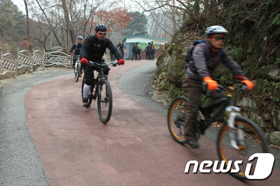 본문 이미지 - 불암산 제5 등산로를 올라가는 길에 만난 산악자전거. 산악자전거 마니아들이 자주 찾는 서울 지역의 산악자전거 코스는 불암산, 우면산, 아차산, 신월산 등이다. ⓒ News1 조용식 기자