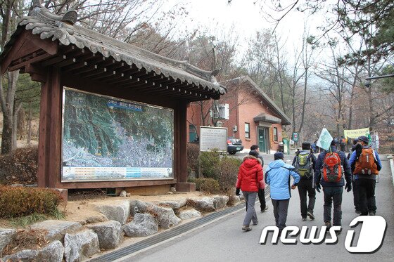 본문 이미지 - 등산 초보자도 오를 수 있는 불암산. 지난 20일 따스한 주말을 맞아 불암산을 오르는 산악동호회 회원들의 모습. ⓒ News1 조용식 기자