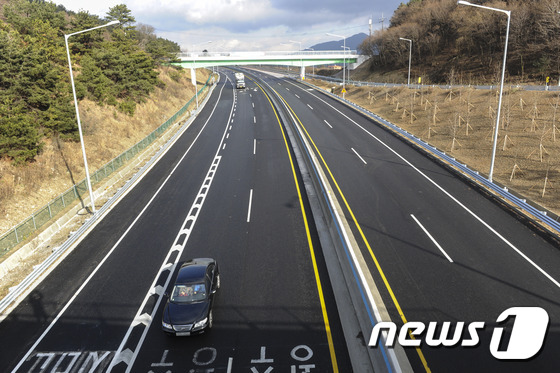 (지리산IC=뉴스1) 황희규 기자 = 21일 오후 전북 남원시 지리산IC 인근 광주대구고속도로(옛 88올림픽고속도로)를 이용하는 차량들이 넓어진 도로에서 여유롭게 주행을 하고 있다 …