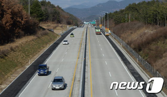 (부산ㆍ경남=뉴스1) 이철우 기자 = 영호남을 잇는 왕복 2차로 88올림픽고속도로가 7년여 동안의 확장공사를 마치고 22일 공식 개통한다.국내 유일 왕복 2차로 고속도로인 '88올 …