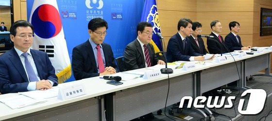 (세종=뉴스1) 장수영 기자 = 오균 국무조정실 국무1차장이 지난 21일 정부세종청사 국무조정실·국무총리비서실 브리핑실에서 2015년 핵심개혁과제 성과점검회의 사전브리핑을 하고 있 …