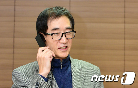 (서울=뉴스1) 구윤성 기자 = 사회부총리 겸 교육부장관으로 내정된 이준식 전 서울대 부총장이 21일 오후 서울 관악구 서울대학교 자신의 연구실에서 축하전화를 받고 있다. 2015 …